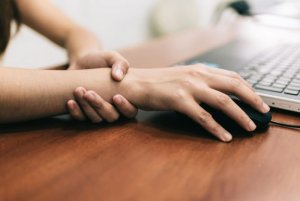 5 जबरदस्त एक्सरसाइज : कलाई के दर्द से राहत पायें