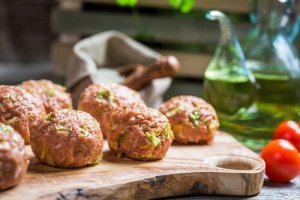 स्पैनिश सॉस मीटबॉल : How to Make the Meatballs