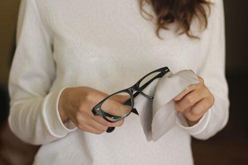6 ट्रिक्स: चश्मे पर पड़ी खरोंच हटाने के लिए