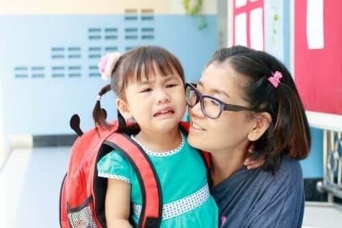 स्कूल में बच्चे का पहला दिन : 7 गलतियाँ जो पैरेंट करते हैं