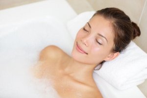 सिरदर्द से छुटकारा : गर्म पानी से स्नान (Hot water bath)