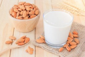 वेजिटेबल मिल्क : बादाम का दूध (Almond milk)