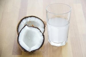 कैफीन प्रत्याहार : नारियल पानी (Coconut water)