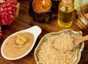 होंठों को एक्सफोलिएट करें