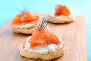 टार्टर सॉस रेसिपी से बनायें स्मोक्ड सैल्मन ब्लाइनि (blini)