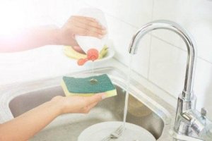 5 ट्रिक अपनी किचन स्पंज को डिसइन्फेक्ट करने के लिए