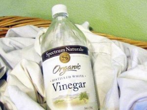 किचन स्पंज को डिसइन्फेक्ट करने के लिए वाईट विनेगर (White Vinegar)
