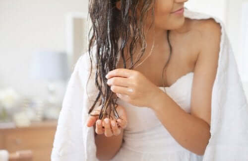 8 हेल्थ प्रॉब्लम जो गीले बालों के साथ सोने से आपको हो सकते हैं