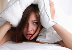गीले बालों के साथ सोने से सिरदर्द हो सकता है