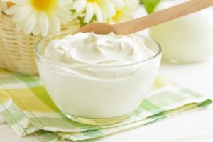 स्किन डिस्कलरेशन को कम करने के लिए केला और दही का मास्क