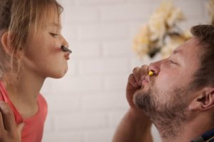 एक मजबूत महिला की परवरिश के लिए पिता को टिप्स