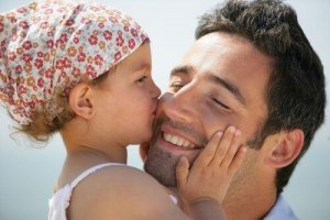 बेटी को एक मजबूत महिला बनाने के लिए उसमें आत्मसम्मान विकसित करें