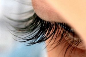 खूबसूरत, लंबी और भरी-भरी पलकों के लिए 8 हेल्दी टिप्स