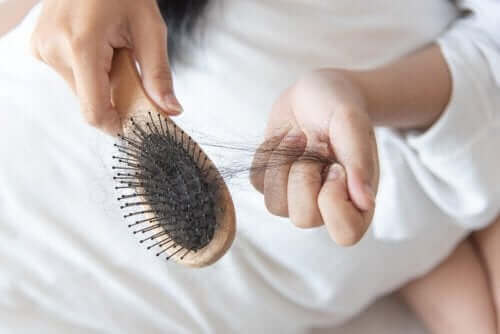 3 घरेलू इलाज जो रोक सकते हैं बालों का झड़ना