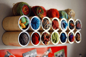 चीजों को ऑर्गनाइज करने के लिए रीसाइकल्ड कैन का इस्तेमाल करें