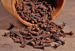 प्लाक हटाने के लिए घरेलू नुस्ख़े : लौंग (Cloves)