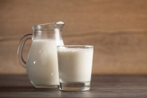 अनिद्रा से मुक़ाबले के लिए दूध
