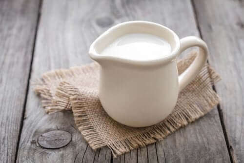 दूध पीने के फायदे और जोखिम