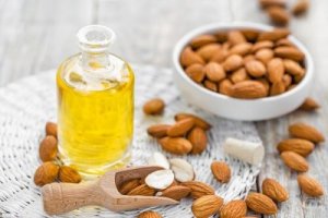 रूखी त्वचा के लिए एल्मंड ऑयल मॉइस्चराइज़र