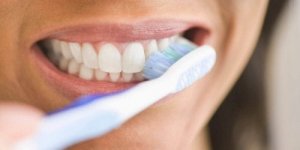 मसूड़ों से खून आने से कैसे रोके