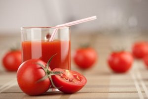 टमाटर जूस, लहसुन और हल्दी के साथ वीकली डिटॉक्स