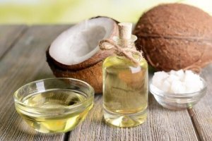 नारियल तेल से कम करें कान का बजना