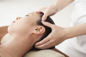 चेहरे पर सूजन शरीर में पानी जमा होने की संकेत हो सकती है