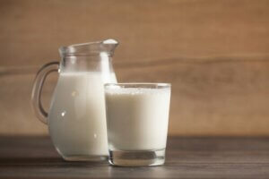 अनिद्रा के इलाज के लिए दूध और शहद