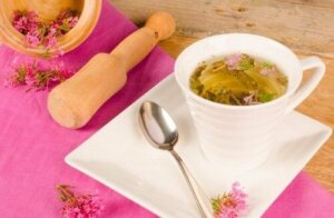 अनिद्रा के लिए वैलेरियन चाय (Valerian tea)