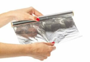 कूकिंग के लिए एल्यूमीनियम फॉयल का इस्तेमाल क्यों नहीं करना चाहिए?