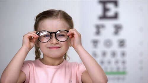 बच्चों में दृष्टिवैषम्य का पता कैसे लगाएं