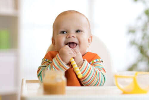 शिशु का दूध छुड़ाना: उसे खिलाने की शुरूआत कैसे करें