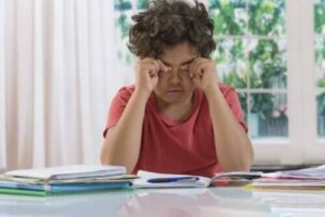 बच्चों में आंखों के नीचे डार्क सर्किल : क्या यह चिंता की बात है?