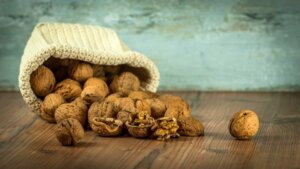 एंग्जायटी और डिप्रेशन में अखरोट (Walnuts) खाएं
